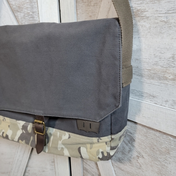 Levi's Canvas Messenger Computer Bag, Green/Gray/Grey/Camouflage - Picture 3 of 14